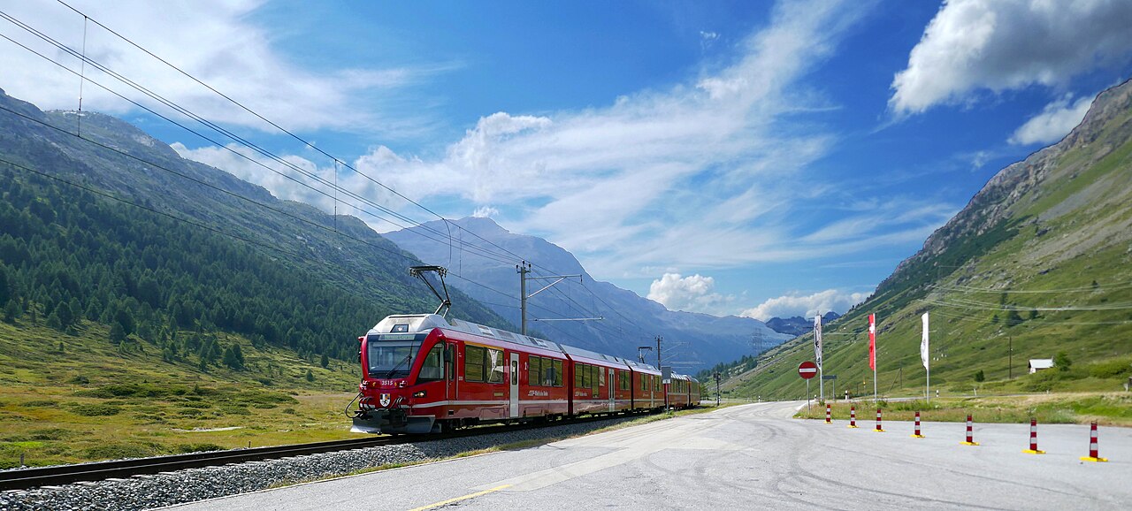 Bernina Express cruzando os Alpes suicos rumo a Tirano