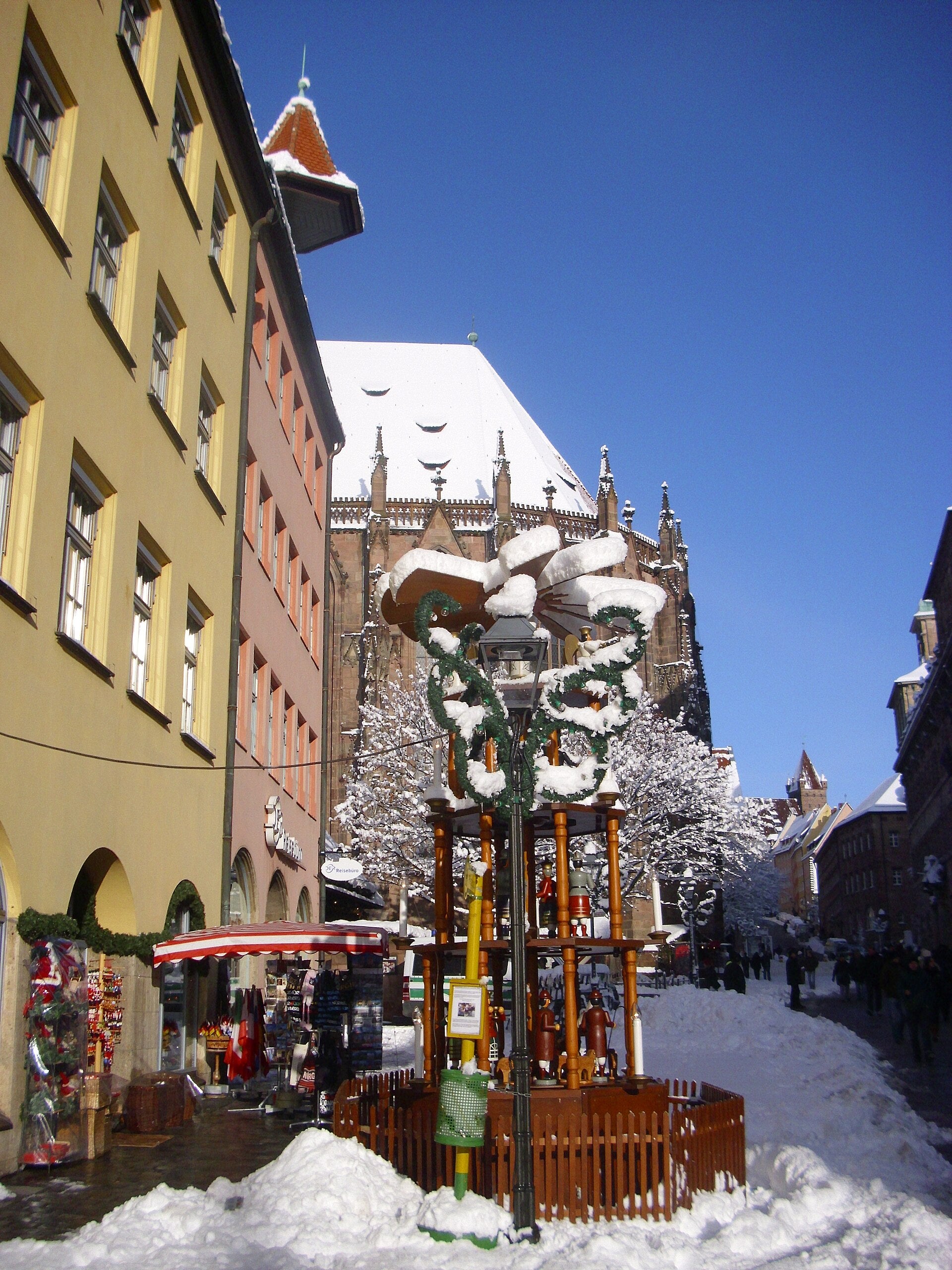 Barraquinhas de teto vermelho e branco no Christkindlesmarkt de Nuremberg
